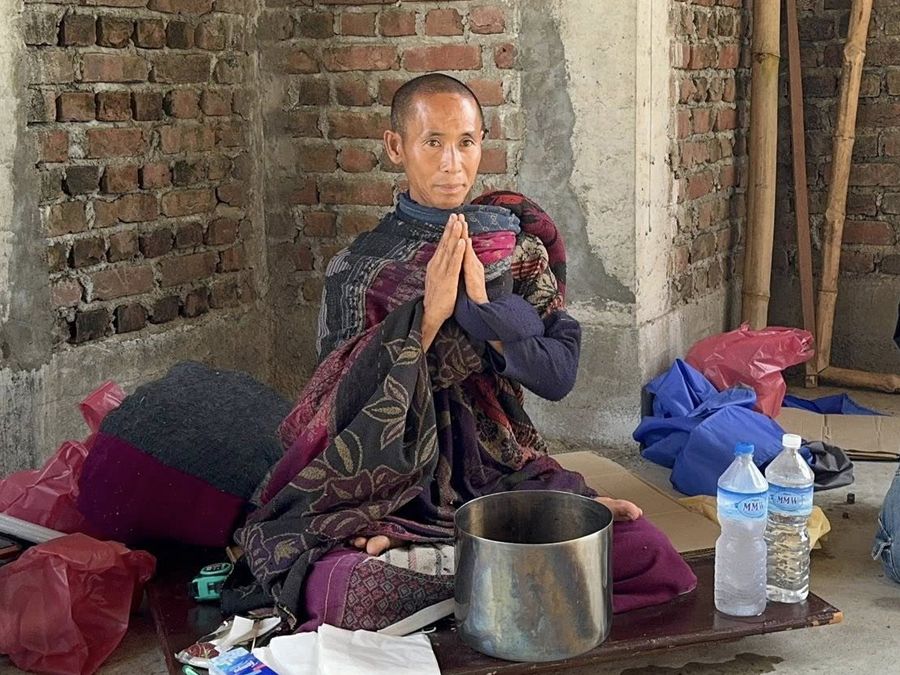 Thầy Minh Tuệ chắp tay bình thản trong hành trình tu tập