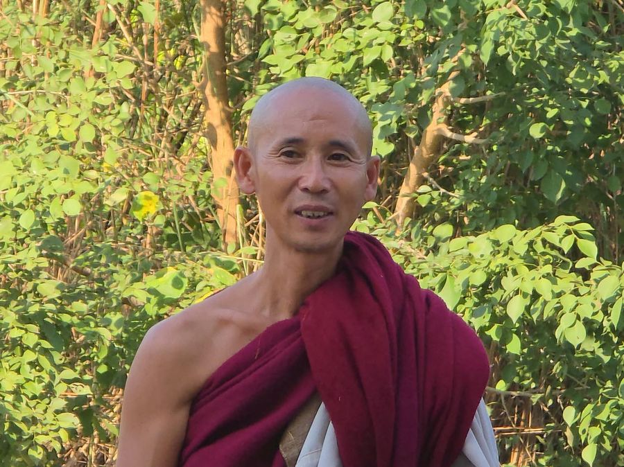 Thầy Minh Tuệ mỉm cười hiền từ giữa thiên nhiên xanh mát