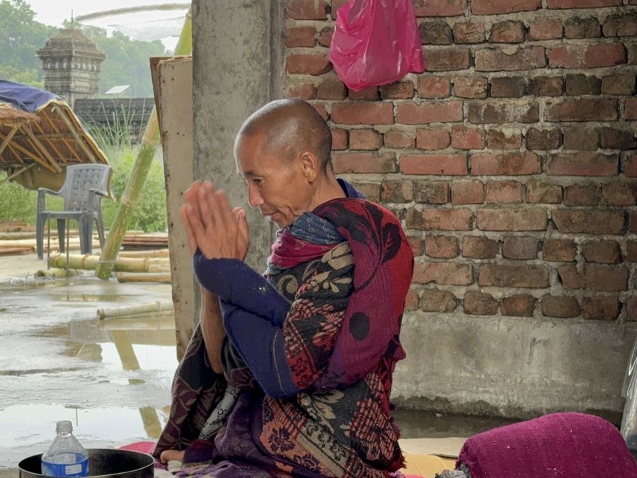 Thầy Minh Tuệ chắp tay bình thản dưới mưa, thực hành kham nhẫn