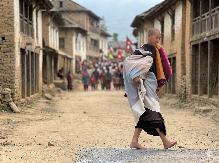 Thay Minh Tue walking alone through a crowd with a detached mind
